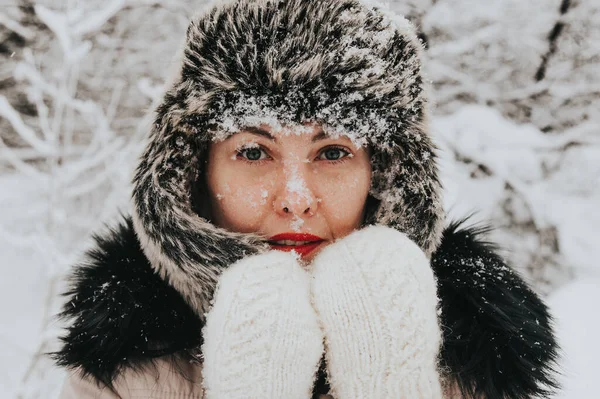 Portrait Une Femme Dans Paysage Hivernal Jeune Femme Sur Fond — Photo