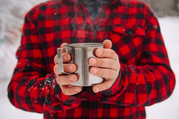 Taza Termo Mano Una Mano Sostiene Una Taza Caliente Beba — Foto de Stock