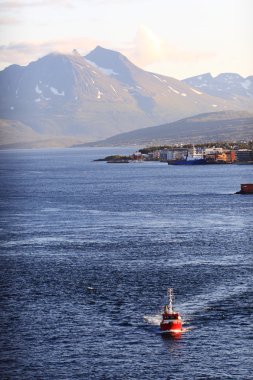 bir tek kırmızı teknenin denizde