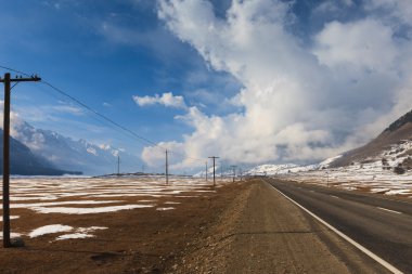 elektrik direkleri yolun hattı