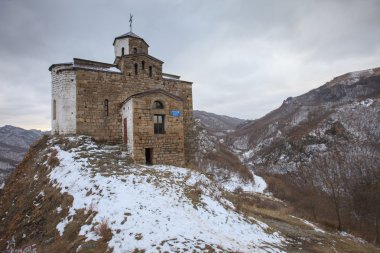 dağın tepesine kilisede