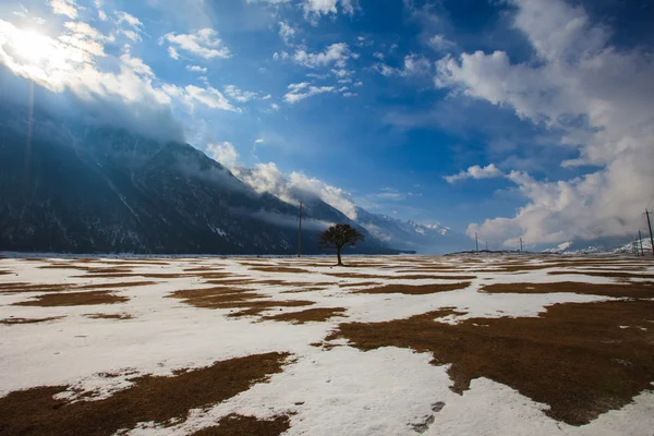 Montaña invierno paisaje —  Fotos de Stock