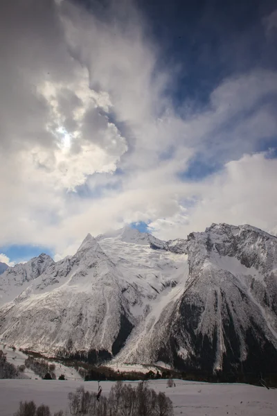 冬の雪の山の風景 — ストック写真