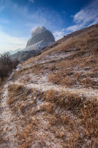 Paisaje invernal con un sendero — Foto de Stock