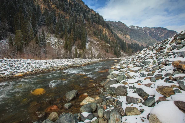 Río en la montaña — Foto de Stock