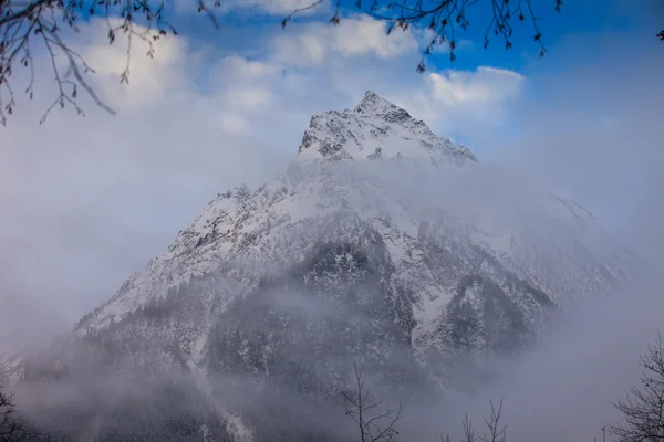 Gipfel in einer Wolke besteigen — Stockfoto