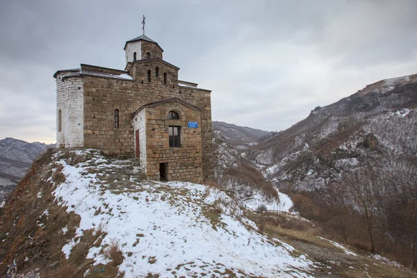 Iglesia en la cima de la montaña —  Fotos de Stock