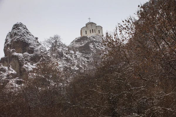 Церковь на вершине горы — стоковое фото