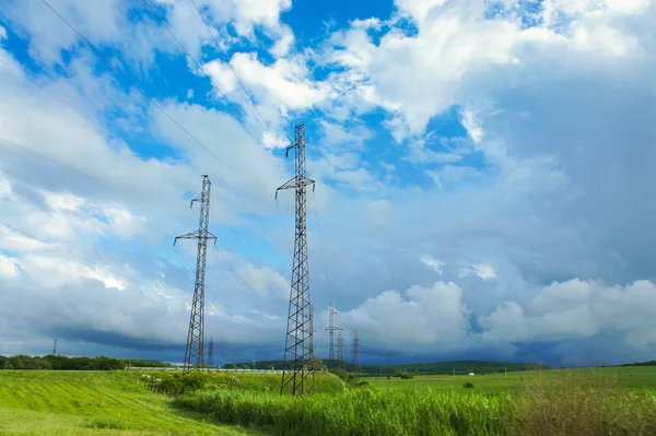 Elektrisk kraftstation i fältet Stockbild