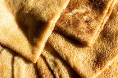 Kahvaltı için bir yığın leziz krep resmi..