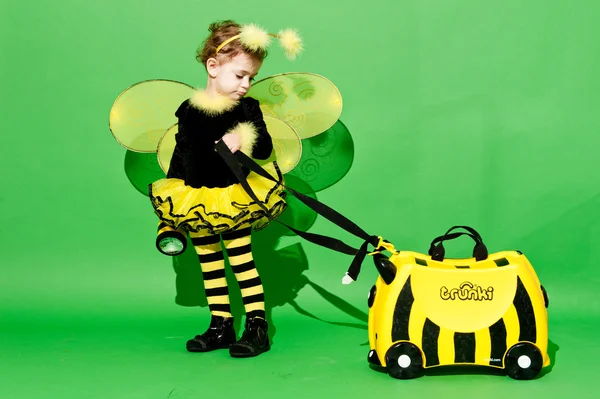 Meisje is in studio op groene achtergrond in verschillende outfit — Stockfoto