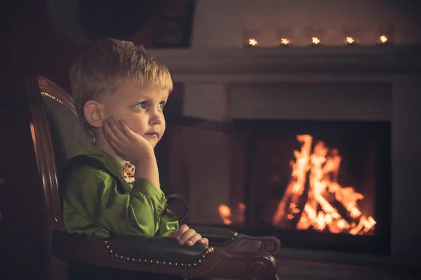 Niños junto a la chimenea — Foto de Stock