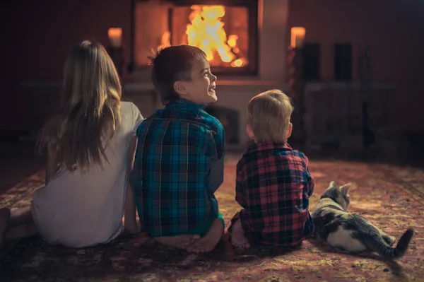 Kinder am Kamin — Stockfoto