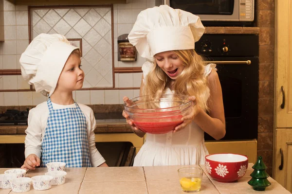 Kinderen uitpakken cadeaus — Stockfoto