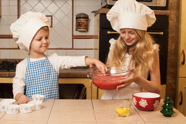 Kinder packen Geschenke aus — Stockfoto