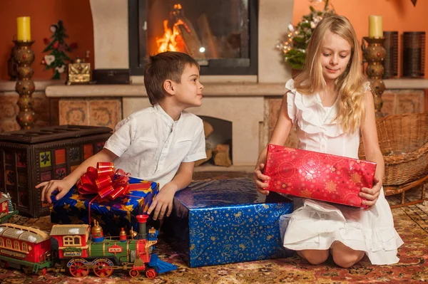 Children unwrap gifts — Stock Photo, Image