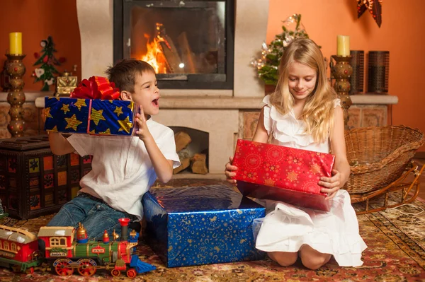 Children unwrap gifts — Stock Photo, Image