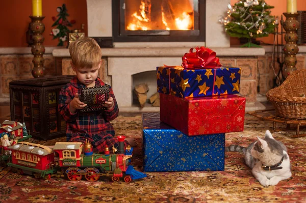 Child by fireplace — Stock Photo, Image