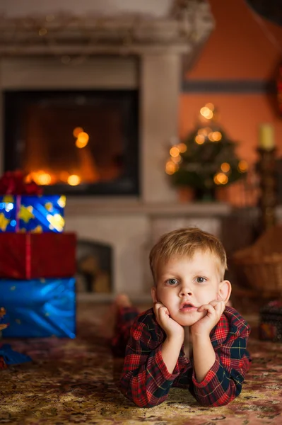 Child by fireplace — Stock Photo, Image