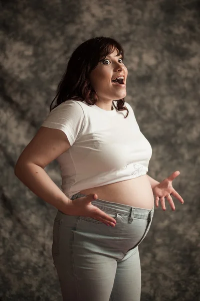 Junge schwangere Frau drinnen — Stockfoto