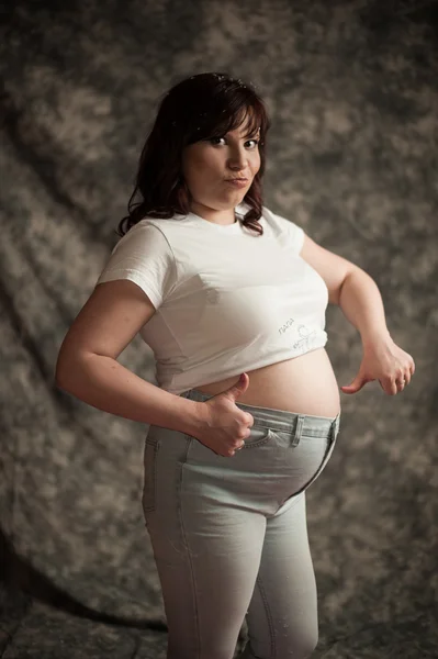 Junge schwangere Frau drinnen — Stockfoto