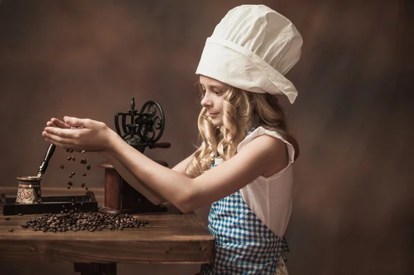 Flicka rymmer kaffebönor — Stockfoto