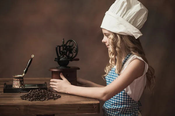 Flicka rymmer kaffebönor — Stockfoto