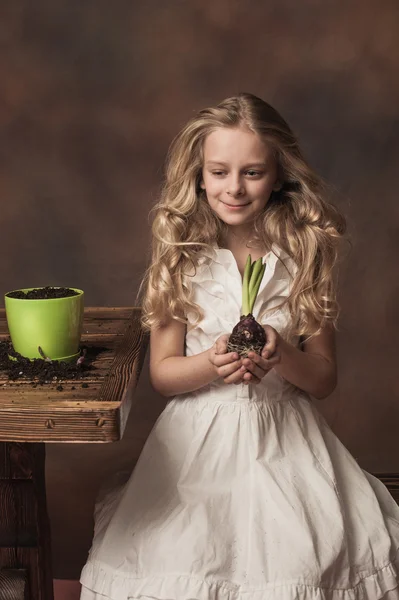 Kinderen met bloem — Stockfoto