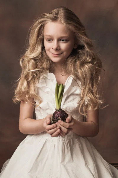Kinderen met bloem — Stockfoto