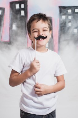 yapay şeyler sopa ile çocuk