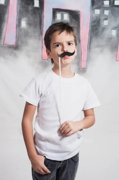 Jongen met kunstmatige dingen op de stick — Stockfoto