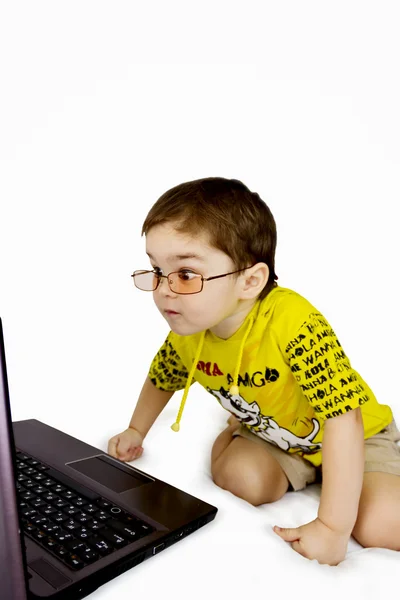 El niño y el ordenador —  Fotos de Stock