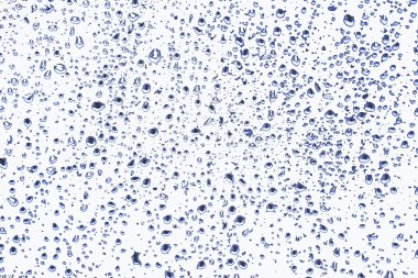 bir pencere üzerinde yağmur damlaları