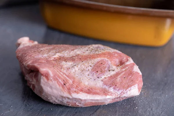 スパイスの効いた生肉片 — ストック写真