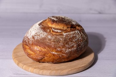 Tahta üzerinde Alman buğday ekmeği.