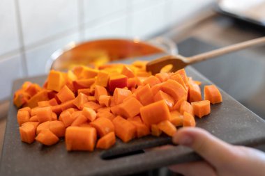 Kesme tahtasındaki balkabağı küpleri