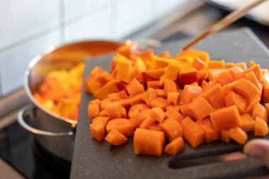 Kesme tahtasındaki balkabağı küpleri