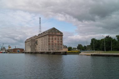 tahıl ambarı ve Vinçler limanda gemi.