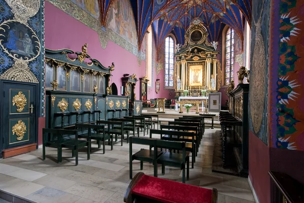 Inre av en gotisk kyrka, Polen. — Stockfoto