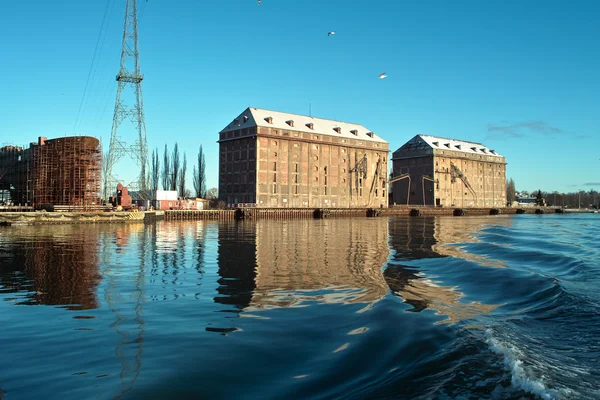 Ship granary and cranes in port. — Stock Photo, Image