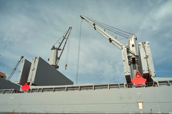 Grumos e guindastes de navios no porto . — Fotografia de Stock