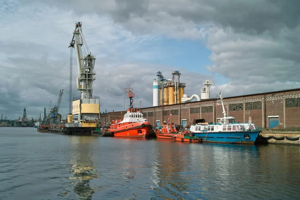 Granero y grúas en puerto . — Foto de Stock