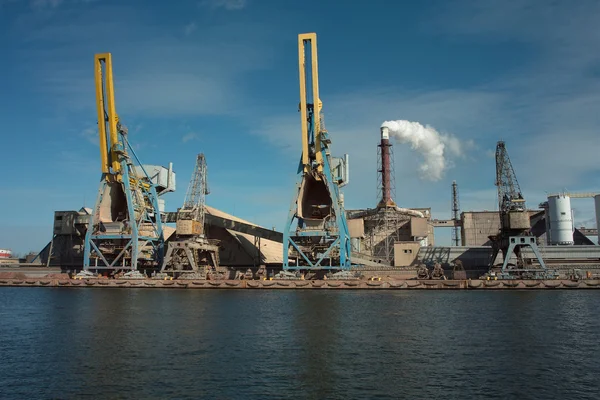 Ship granary and cranes in port. — Stock Photo, Image