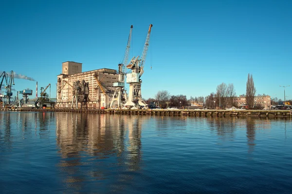 Fartyget spannmålsmagasin och kranar i hamn. — Stockfoto