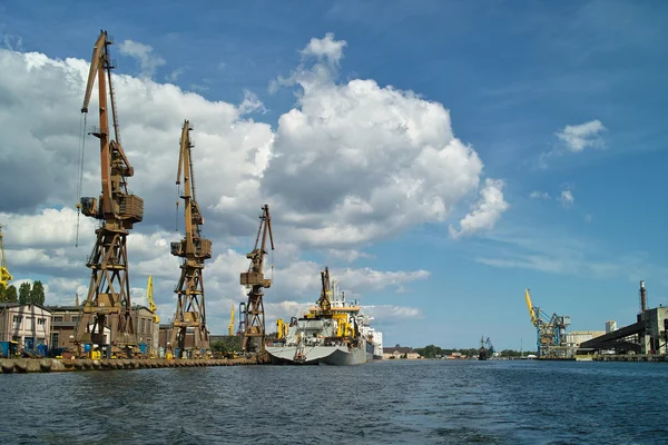 Ship granary and cranes in port. — Stock Photo, Image