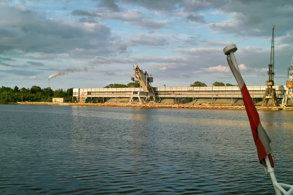 Ship granary and cranes in port. — Stock Photo, Image