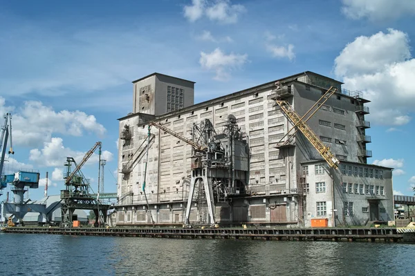 Fartyget spannmålsmagasin och kranar i hamn. — Stockfoto