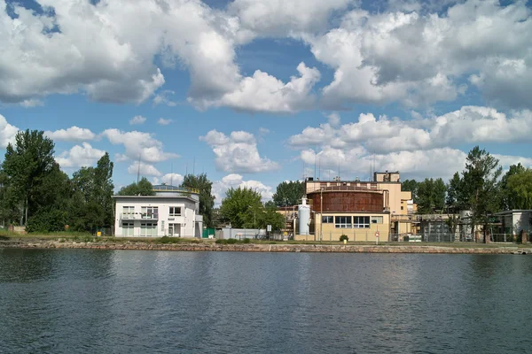 Fartyget spannmålsmagasin och kranar i hamn. — Stockfoto