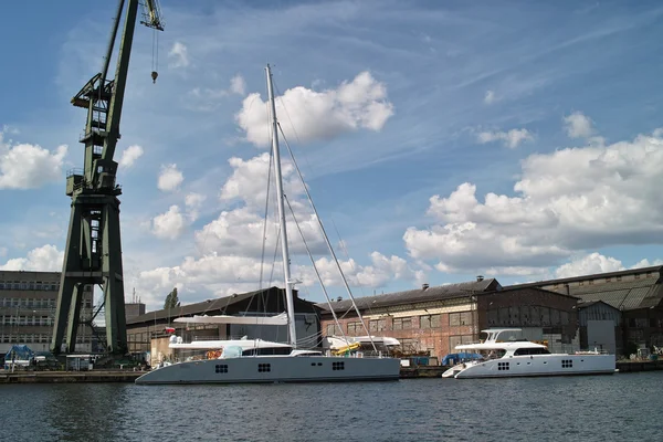 Kornspeicher und Kräne im Hafen. — Stockfoto