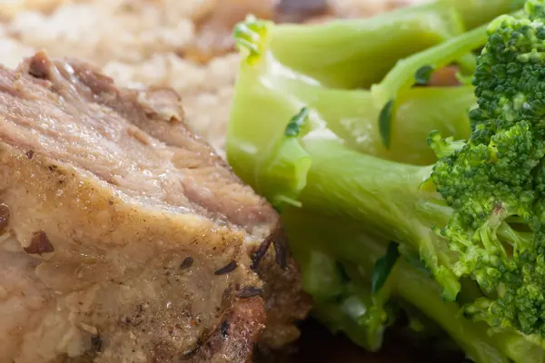Brokkoli und ein Stück leckeres Fleisch. — Stockfoto